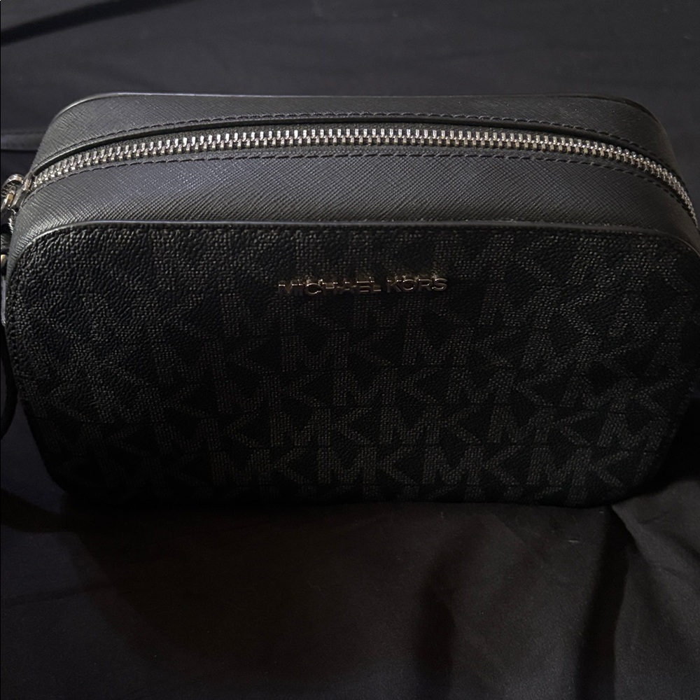 Michael Kors purse - Picture 3 of 4